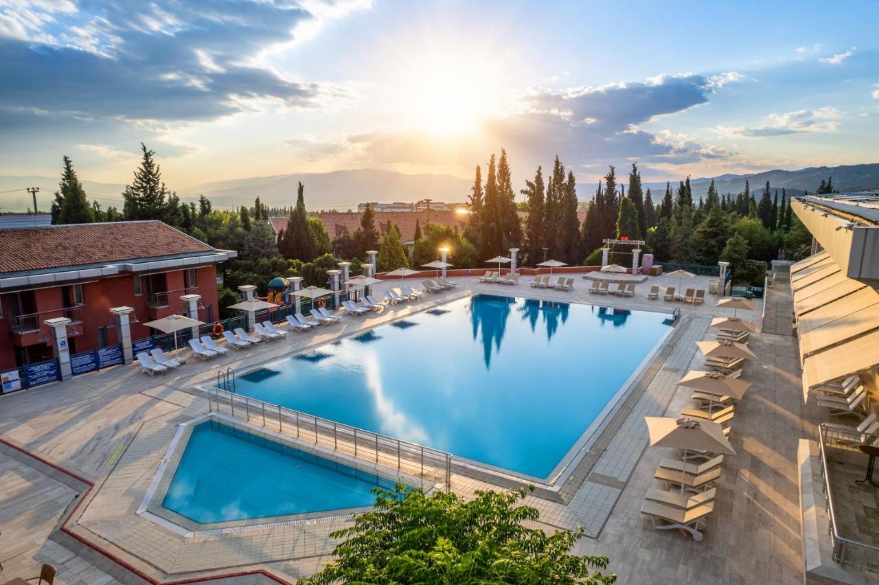 Spa Hotel Colossae Thermal Karahayit  Buitenkant foto The hotel's pool