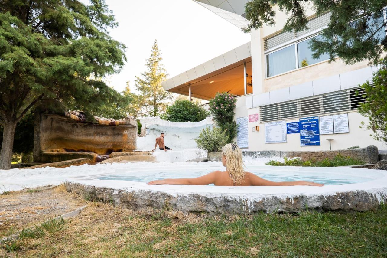Spa Hotel Colossae Thermal Karahayit  Buitenkant foto A woman bathing in the thermal waters of the spa